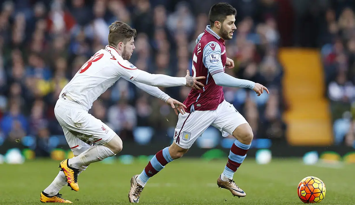 Pemain Aston Villa, Carles Gil, menggiring bola dibayangi pemain Liverpool, Alberto Moreno. Berkat kemenangan ini The Reds naik ke posisi delapan klasemen sementara. (Reuters/Carl Recine)