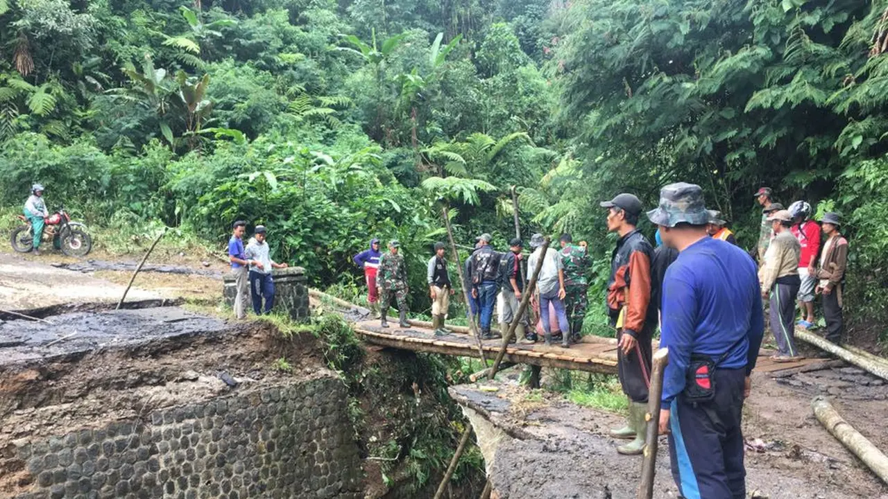 Sejumlah mobil dan tujuh sepeda motor terseret banjir bandang di Jalan Raya Puncak Pinus, Desa Sukawangi, Kecamatan Sukamakmur, Bogor (Liputan6.com/Achmad Sudarno)