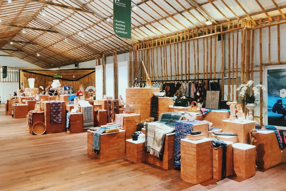 Aneka produk kerajinan lokal di Pavilion Indonesia