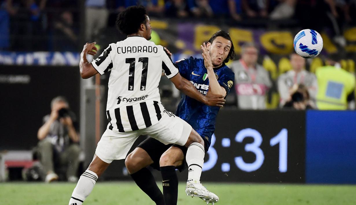 <p>Gelandang Juventus Juan Cuadrado (kiri) berebut bola dengan bek Inter Milan Matteo Darmian pada final Coppa Italia di Stadion Olimpico, Roma, Kamis (12/5/2022) dini hari WIB. Inter Milan juara Coppa Italia 2021/2022 usai menang 4-2 atas Juventus lewat babak perpanjang waktu. (Isabella BONOTTO / AFP)</p>