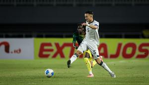 Aksi kapten Timnas Indonesia U-22, Ivar Jenner dalam laga uji coba melawan Mali di Stadion Pakansari. Bogor, Selasa (15/11/2025). (Bola.com/Bagaskara Lazuardi)
