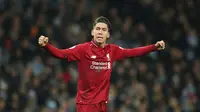 Striker Liverpool, Roberto Firmino berselebrasi usai mencetak gol ke gawang Manchester City pada pertandingan lanjutan Liga Inggris di stadion Etihad (3/1). City menang tipis atas Liverpool 2-1. (AP Photo/Jon Super)