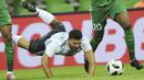 Striker Argentina, Sergio Aguero, terjatuh saat berebut bola dengan pemain Nigeria pada laga persahabatan di Stadion FK Krasnodar, Rabu (15/11/2017). Argentina kalah 2-4 dari Nigeria. (AP/Sergey Pivovarov)