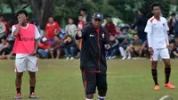 Pelatih Rahmad Darmawan memberikan arahan kepada anak asuhnya saat menjalani latihan di Lapangan Yon zikon 13, Jakarta, Jumat (9/1/2015). (Liputan6.com/Miftahul Hayat) 