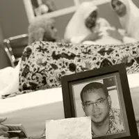 Jenazah Yanni Libels disemayamkan di rumahnya.