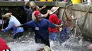 Seorang Nelayan bergembira usai mendapatkan ikan saat hari nelayan di Memmingen, Jerman, Sabtu (25/7/2015). Peserta yang menangkap ikan terbesar akan diberi nama "Raja Nelayan" selama satu tahun. (REUTERS/Michaela Rehle)