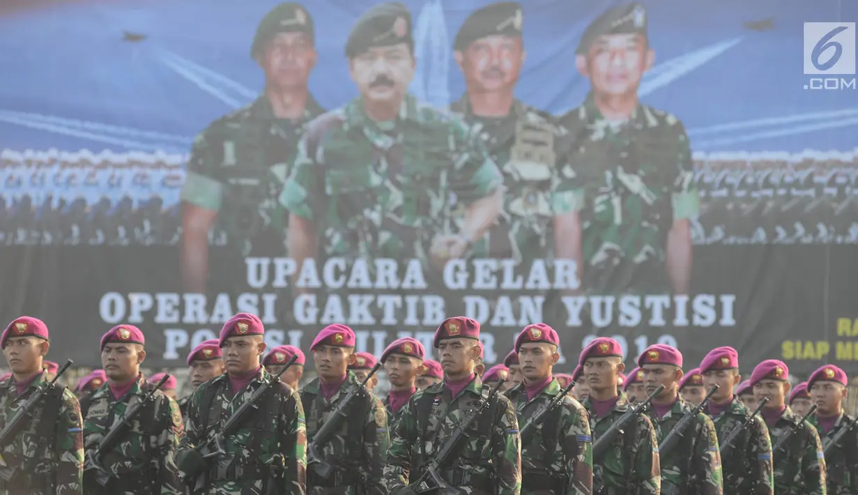 Prajurit TNI mengikuti upacara Gelar Operasi Penegakan Ketertiban dan Yustisi POM TNI 2019, di Lanud Halim Perdanakusuma, Jumat (8/2). Operasi ini upaya menekan dan mencegah pelanggaran yang dilakukan anggota TNI dan Polri. (Merdeka.com/Imam Buhori)