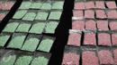 Sejumlah barang bukti narkoba jenis ekstasi diperlihatkan di Mako Ditnarkoba Mabes Polri, Jakarta, Jumat (19/2). 7 orang tersangka sindikat narkotika internasional ditangkap dengan 40 ribu butir ekstasi senilai Rp24 M. (Liputan6.com/Yoppy Renato)