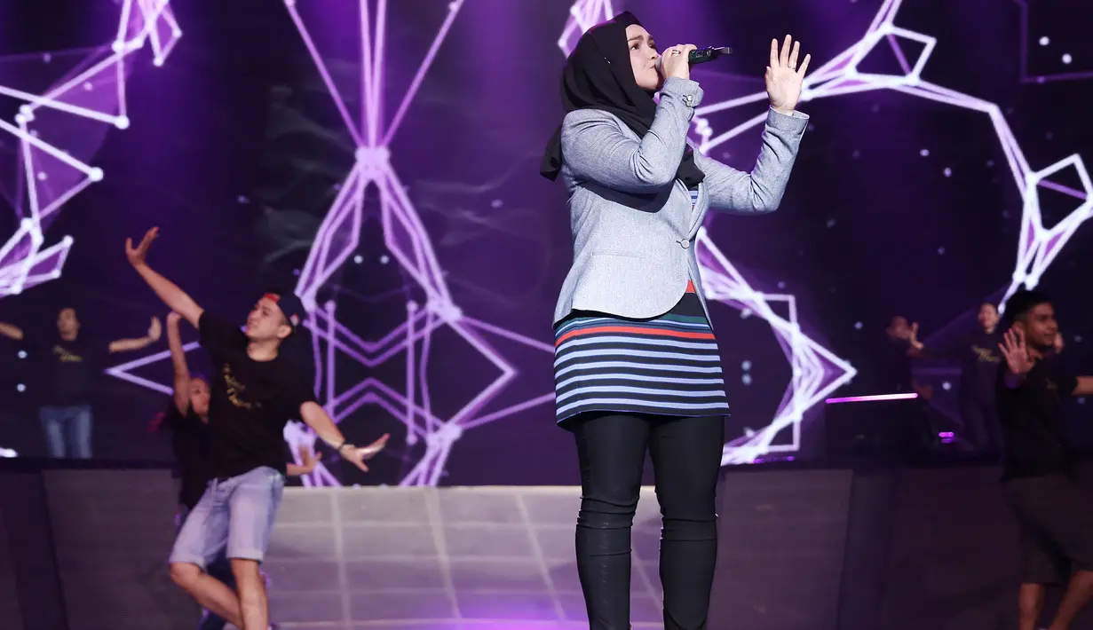 "Tentunya saya senang bisa dilibatkan di acara megah ini. Saya akan tampil membawakan beberapa lagu di HUT Indosiar ini, jadi ini harus lakukan persiapan," kata Siti Nurhaliza Selasa (10/1/2017). (Galih W. Satria/Bintang.com)