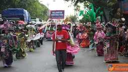 Citizen6, Kendal: Parade kesenian dari semua Kecamatan di wilayah Kendal juga turut menampilkan kesenian khasnya, produk hasil pertanian seperti sayur mayur dan buah buahan dirangkai menjadi sebuah gunungan dan diarak didepan kontingen yang berpawai. 