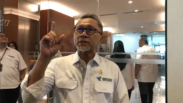 Menteri Perdagangan (Mendag) Zulkifli Hasan di Shopee studio, SCBD Lot 10, Jakarta selatan, Senin (11/12/2023). Mendag mengajak masyarakat aktif berpartisipasi dalam Hari Belanja Online Nasional (Harbolnas) 12.12. (Elza/Liputan6.com)