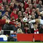 Gelandang Liverpool, James Milner, berebut bola dengan gelandang AS Roma, Alessandro Florenzi, pada leg pertama semifinal Liga Champions di Stadion Anfield, Selasa (24/4/2018). Liverpool menang 5-2 atas AS Roma. (AFP/Oli Scarff)