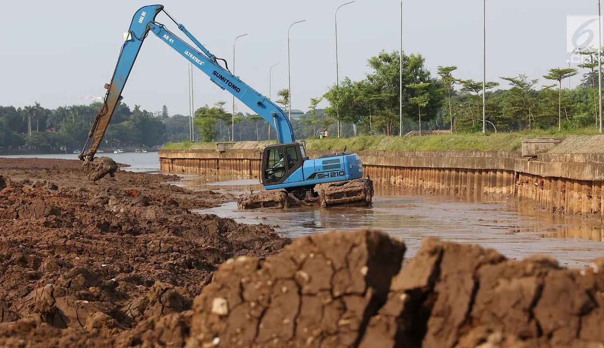 Alat berat mengeruk lumpur di kawasan Setu Babakan, Jakarta, Senin (7/5). Selain untuk menambah daya tampung air, pengerukan juga sebagai salah satu langkah pencegahan banjir di Ibu Kota. (Liputan6.com/Immanuel Antonius)