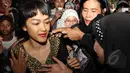 Bagi Jupe, Olga adalah sosok yang sangat baik. Sepanjang melayat di rumah duka, Jupe tak henti mengeluarkan air mata. Foto diambil pada Sabtu (28/3/2015). (Liputan6.com/Faisal R Syam)