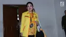 Politisi Partai Berkarya, Titiek Soeharto saat masuk ruang pendaftaran untuk mendampingi pasangan Prabowo/Sandi Uno mendaftar bakal Capres/Cawapres Pemilu 2019 di Gedung KPU, Jakarta, Jumat (10/8). (Liputan6.com/Helmi Fithriansyah)