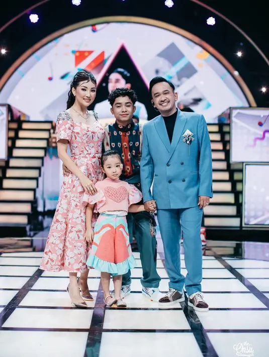 "Gue ulang tahun sering nangis, berarti umur gue lebih pendek lagi dan gue mikirnya tahun depan lagi gue masihh tiup lilin enggak ya. Makanya tiap ulang tahun gue pelukin orang yang gue sayang," imbuh Ruben. (Instagram/ruben_onsu)