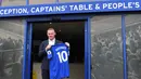 Pemain anyar Everton, Wayne Rooney, memegang jersey dengan nomor punggung 10 saat perkenalan di Goodison Park, Liverpool, Senin (10/7/2017). (AFP/Paul Ellis)