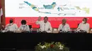 Ketua Dewan Pegawas KPK Tumpak Hatorangan Panggabean (tengah) bersama para anggota Syamsuddin Haris, Harjono, Albertina Ho dan Indriyanto Seno menyampaikan konferensi pers di Gedung ACLC KPK, Jakarta, Senin (9/1/2022). Keterangan pers tersebut terkait laporan akhir tahun Dewan Pengawas (Dewas) Komisi Pemberantasan Korupsi (KPK). (Liputan6.com/Johan Tallo)