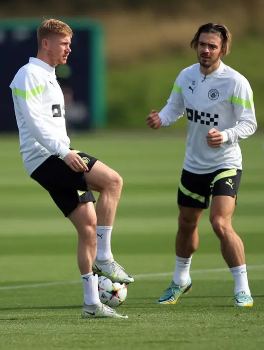 Pemain Manchester City Kevin De Bruyne (kiri) dan Jack Grealish saat sesi latihan di tempat latihan Manchester City di Manchester, Inggris, 13 September 2022. Manchester City akan menghadapi Borussia Dortmund pada pertandingan sepak bola Grup G Liga Champions. (Lindsey Parnaby/AFP)