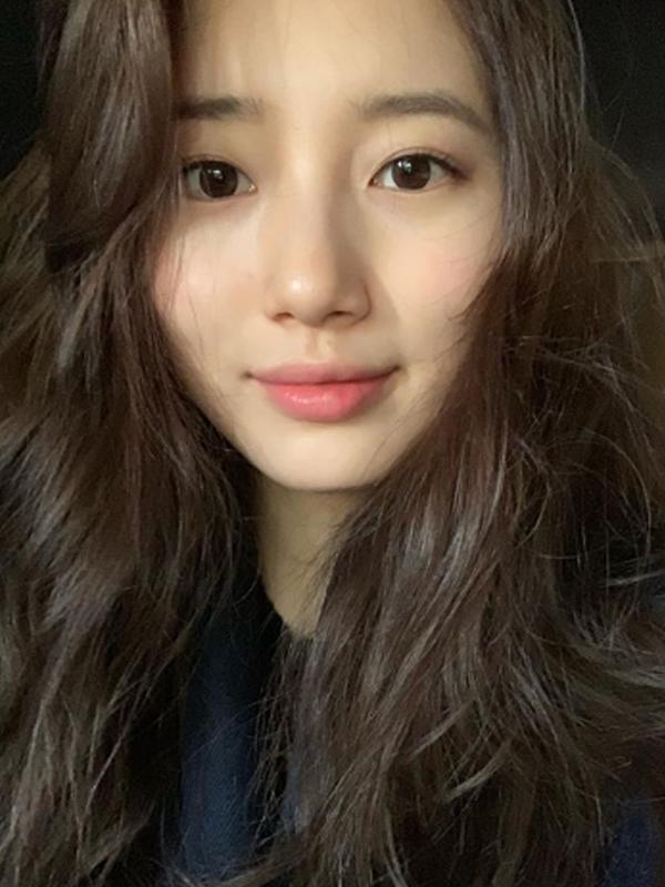 Foto selfie Suzy tanpa make up, kecantikannya sangat hakiki ya? (Liputan6.com/IG/skuukzky)