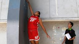 Pemain Timnas Basket Putri SEA Games menjalani tes lompat. (Bola.com/Arief Bagus)