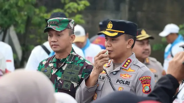 Kapolres Metro Depok Kombes Abdul Waras saat bertemu dengan sejumlah buruh yang akan bergerak ke Jakarta pada peringatan Hari Buruh.