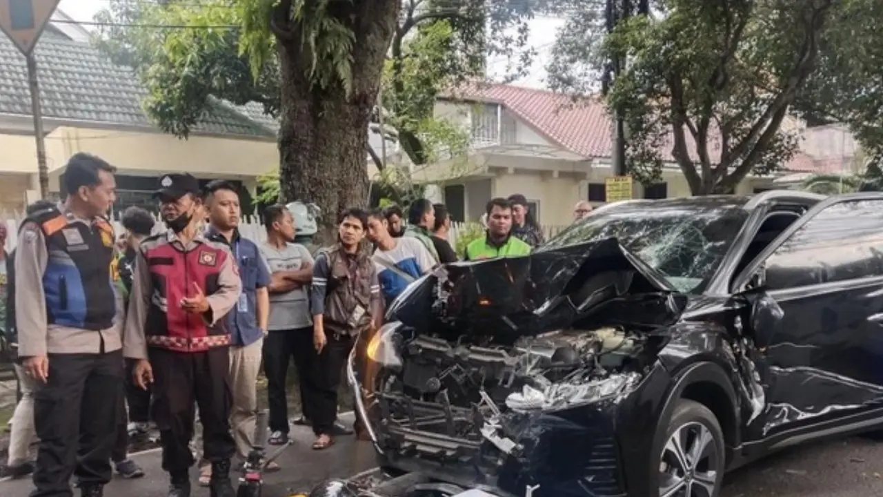 kecelakaan beruntun jalan anggrek bandung