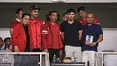 <p>Calon pemain naturalisasi Timnas Indonesia Nathan Tjoe-A-On (ketiga kanan) bersama ayahnya (kanan) berfoto bersama dengan Presiden Joko Widodo, Kemenpora Dito Ariotedjo, dan Ketua Umum PSSI Erick Thohir saat jeda babak pertama laga Kualifikasi Piala Dunia 2026 zona Asia antara Timnas Indonesia melawan Brunei di Stadion Utama Gelora Bung Karno (SUGBK), Senayan, Jakarta, Kamis (12/10/2023). Nathan Tjoe-A-On merupakan pemain keturunan alias diaspora yang lahir di Rotterdam, Belanda. (Bola.com/Bagaskara Lazuardi)</p>