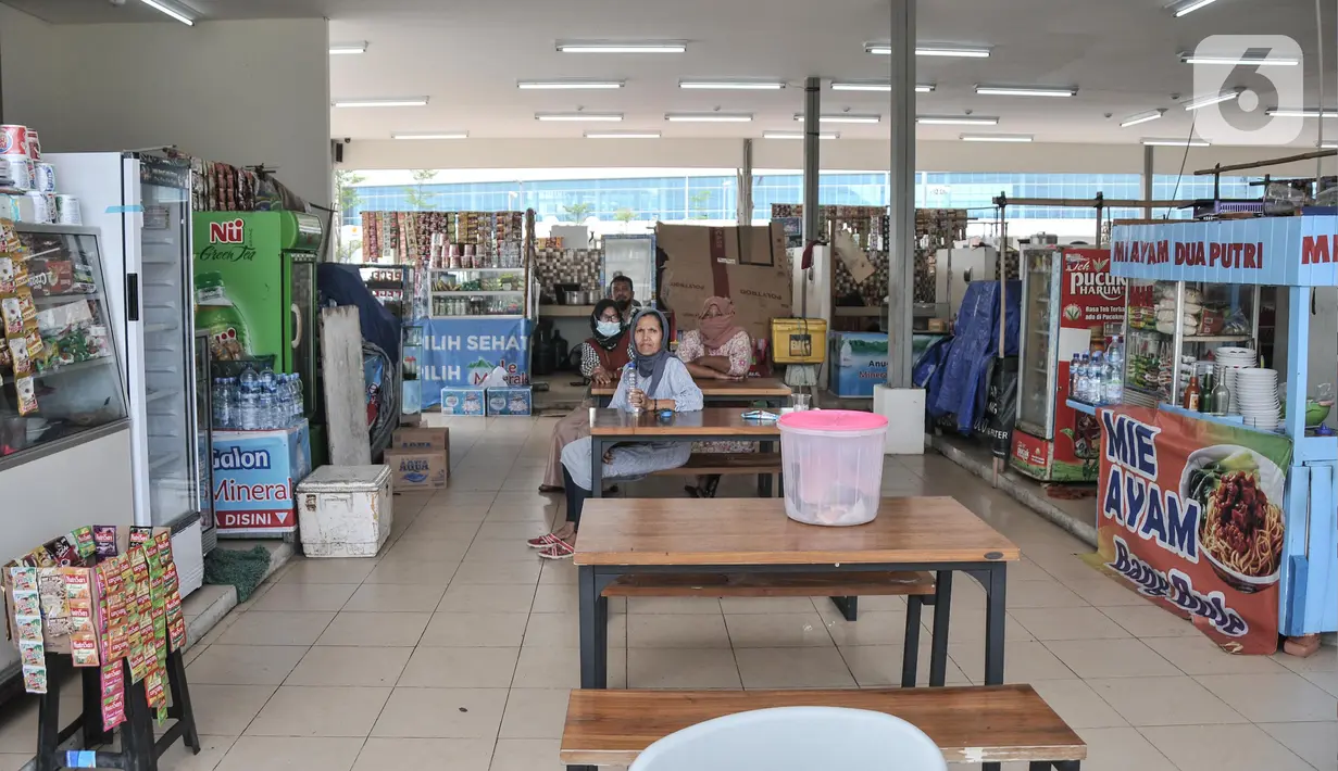 Pedagang saat menunggu calon pembeli di lokasi warung makan yang baru di Pelabuhan Kali Adem, Muara Angke, Jakarta Utara, Senin (13/6/2022).  Pengelola Pelabuhan Kali Adem merelokasi sebanyak 56 pedagang yang sebelumnya menempati dermaga ke lokasi baru. (merdeka.com/Iqbal S Nugroho)