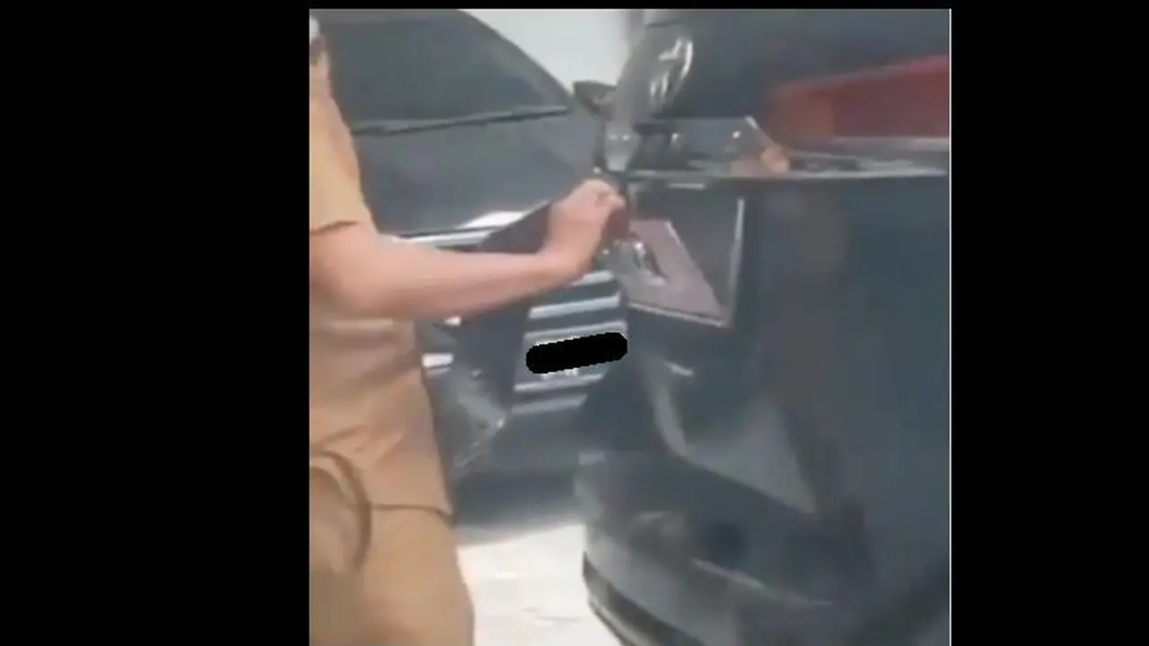Pria Berseragam PNS Ganti Pelat Dinas Toyota Fortuner ke Pelat Hitam (@andreli_48/ Instagram)