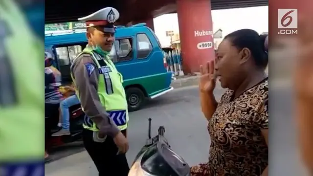 Aksi emak-emak yang mencoba mengelabui polisi ini diungkap oleh Surya Sahetapy yang merupakan anak dari artis Dewi Yull.