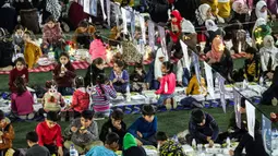 800 anak yatim piatu mengikuti acara buka puasa bersama tersebut. (Omar HAJ KADOUR/AFP)