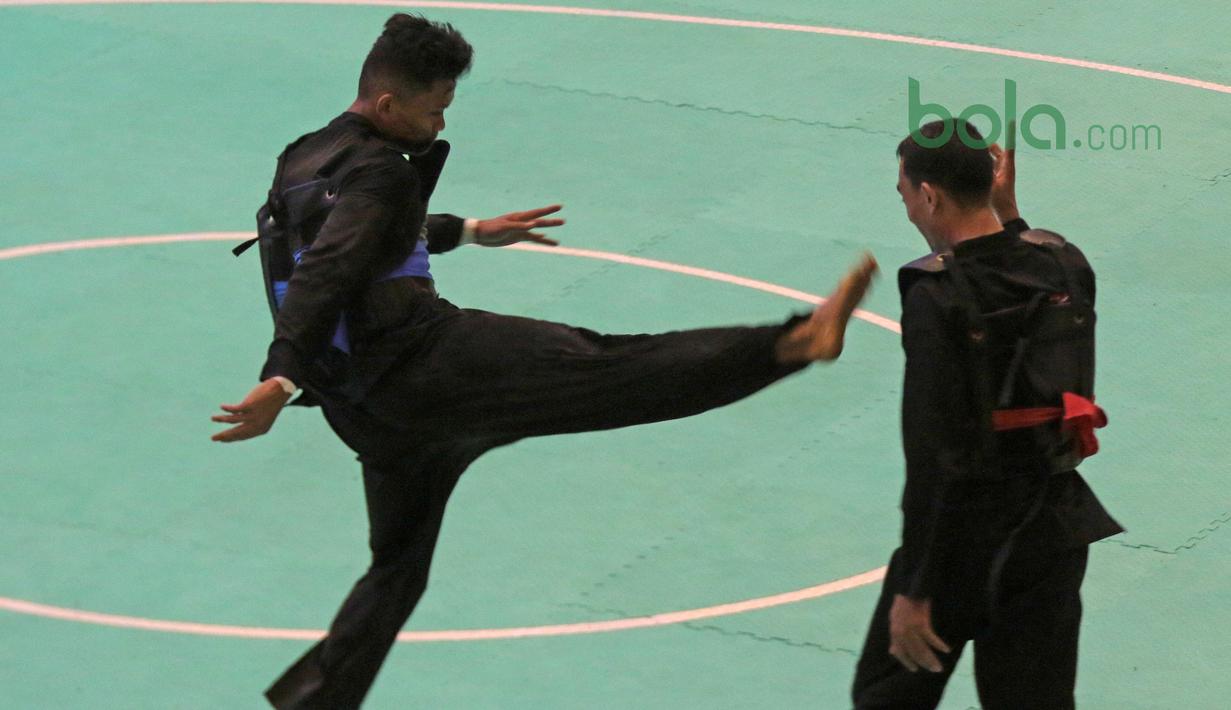 Pesilat Malaysia, Shukor M. Z. Hakim (kiri) melakukan tendangan kearah Arafa M. Yachser pada semifinal putra kelas 55 kg - 60 kg Test Event Pencak Silat 2018 di Padepokan Silat TMII, Jakarta, (12/2/2018). Arafa menang 5-0. (Bola.com/Nick Hanoatubun)