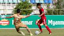 Gelandang Timnas Indonesia U-19, Witan Sulaiman, berusaha membobol gawang Thailand U-19 pada laga Piala AFF U-18 di Stadion Thuwanna, Yangon, Jumat (15/9/2017). Hingga babak pertama usai skor masih imbang 0-0. (Liputan6.com/Yoppy Renato)