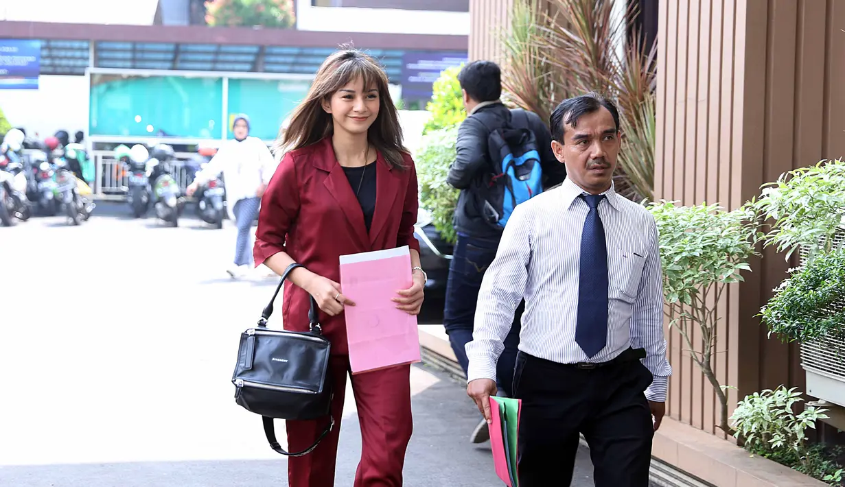 Nendi Heriadi, selaku kuasa hukum Kirana mengatakan bahwa putusan Verstek telah ditetapkan pihak pengadilan karena pihak terdugat yang merupakan suami dri Kirana tak menghadiri sidang ini.  (Nurwahyunan/Bintang.com)