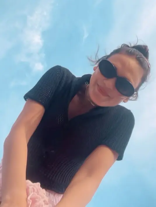 Dengan gaya rambut ikat cepolnya, Luna yang mengenakan kacamata hitam juga tampil tanpa riasan wajah yang berlebihan. [@lunamaya]