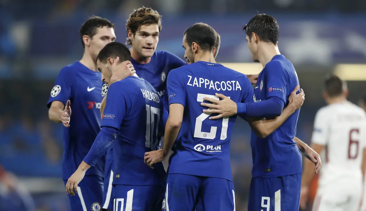 Para pemain Chelsea merayakan gol yang dicetak oleh Eden Hazard ke gawang AS Roma pada laga Liga Champions di Stadion Stamford Bridge, Kamis (19/10/2017). Chelsea bermain imbang 3-3 dengan AS Roma. (AP Photo/Frank Augstein)