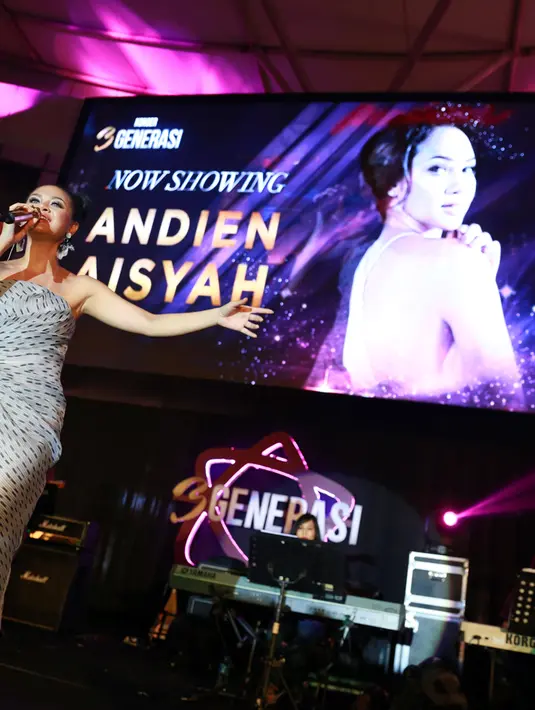 "Merupakaan kebanggaan buat saya, malam itu bisa berduet dengan Om Bob Tutupoly. Kalian semua harus tahu Om Bob," kata Andien. (Adrian Putra/Bintang.com)