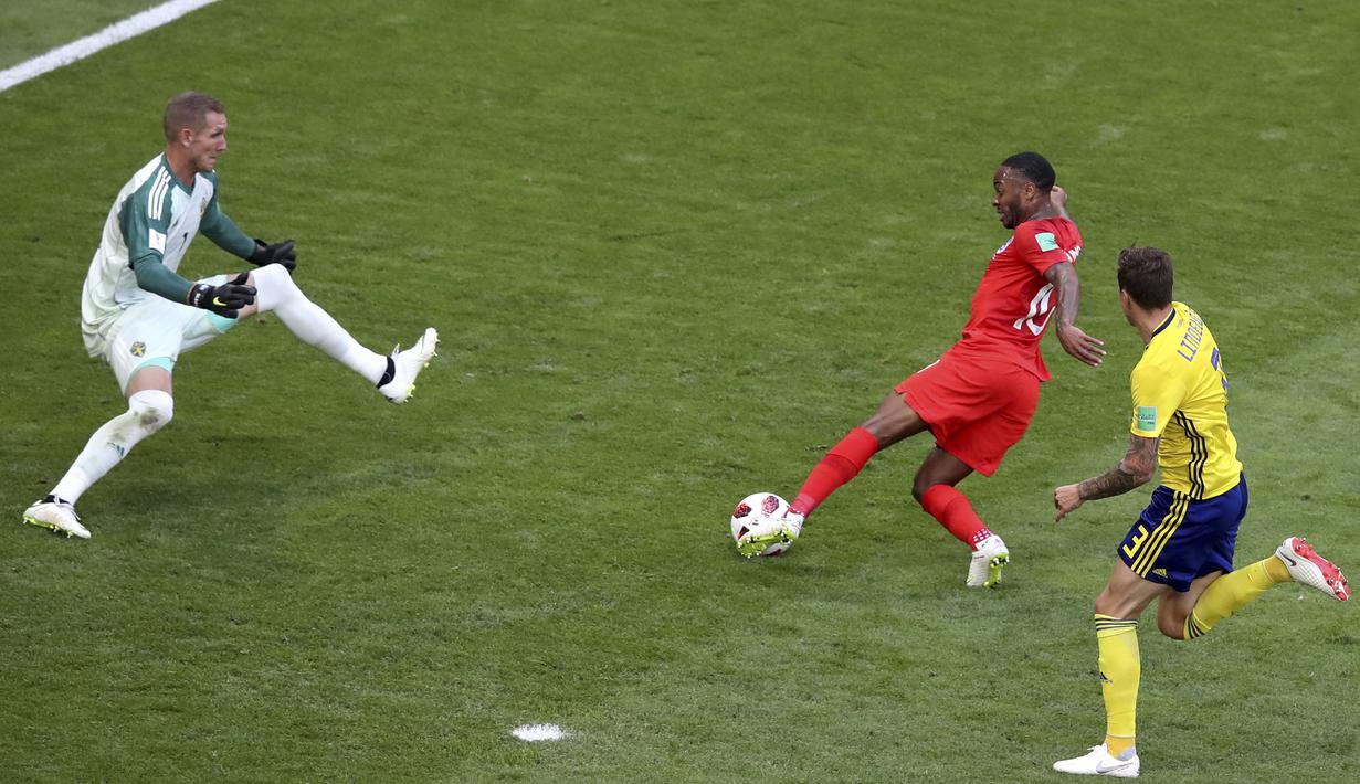 Gelandang Inggris, Raheem Sterling, berusaha membobol gawang Swedia pada laga perempat final Piala Dunia di Samara Arena, Samara, Sabtu (7/7/2018). Inggris menang 2-0 atas Swedia. (AP/Thanassis Stavrakis)