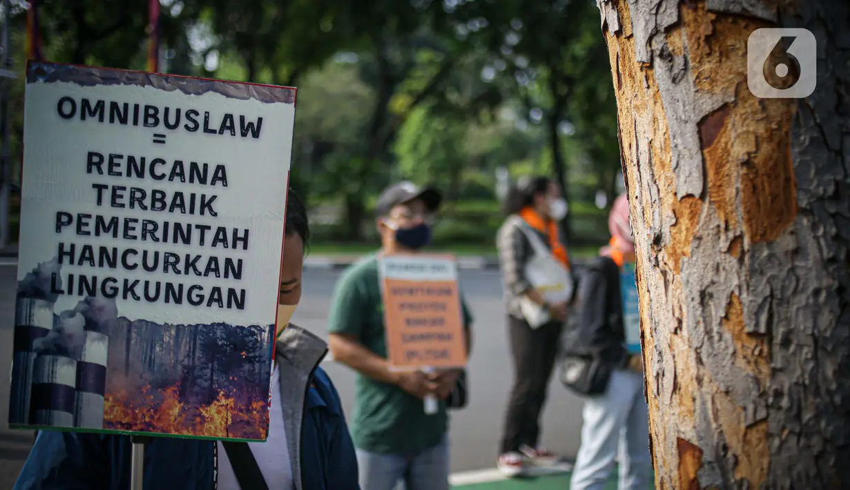 Aktivis melakukan aksi damai di depan Balaikota DKI Jakarta, Senin (7/6/2021). Aksi tersebut mengangkat permasalahan lingkungan hidup di DKI Jakarta yang menjadi pekerjaan rumah pemerintah daerah, dan harus dituntaskan untuk memulihkan keadaan darurat ekologis Jakarta. (Liputan6.com/Faizal Fanani)