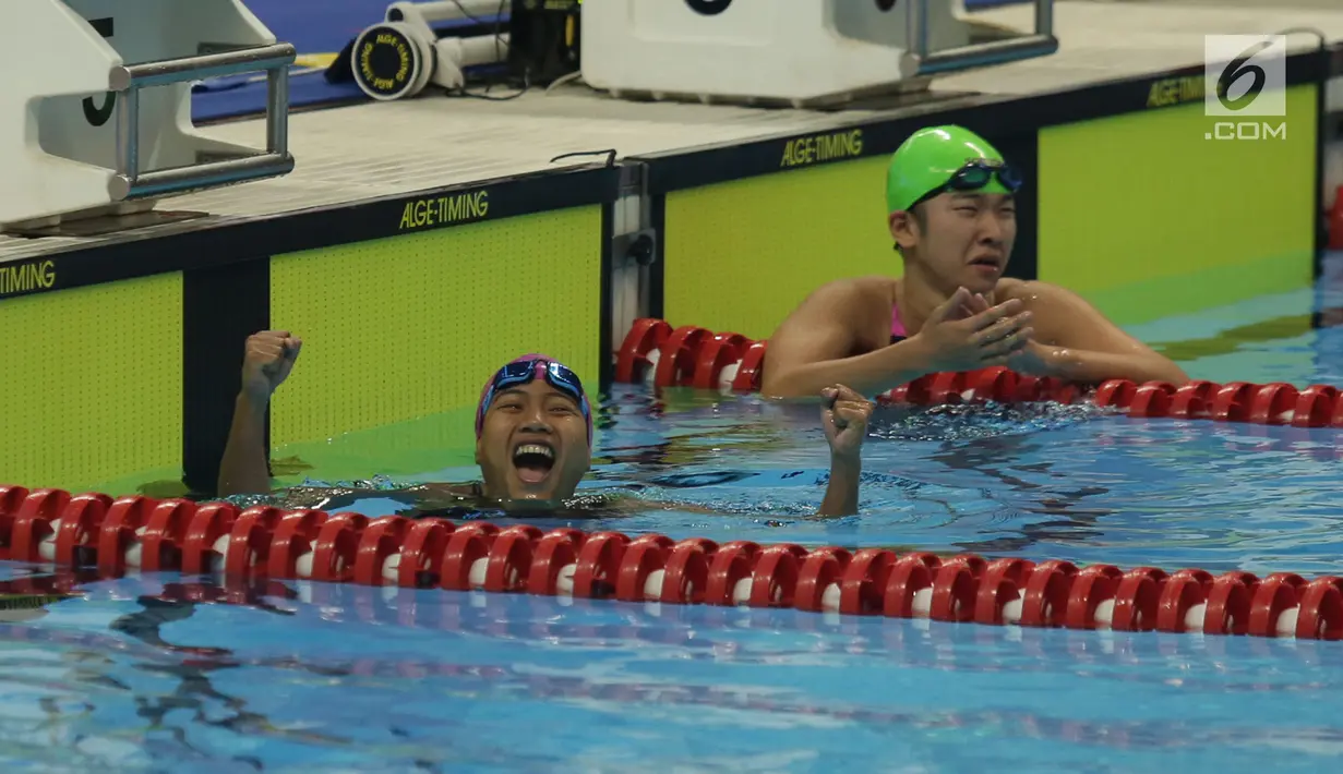 Atlet Indonesia Syuci Indriani berselebrasi usai menang dalam babak final nomor 100 meter renang gaya dada klasifikasi SB14 Asian Para Games 2018 di Stadion Akuatik GBK, Jakarta, Senin (8/10). Syuci Indriani berhasil meraih emas. (Merdeka.com/Imam Buhori)