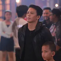 Nuansa keakraban antar para vokalis band Ariel (NOAH), Giring (Nidji), Momo (Geisha) dan Rian (d'Masiv) yang bernaung di label Musica Studios dengan musisi legendaris Iwan Fals memang terlihat sangat menyatu. (Galih W. Satria/Bintang.com)