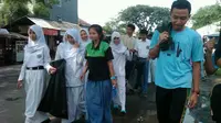 Siswa Bogor Mulung Sampah Peringati Hardiknas