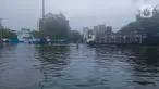 Seorang pria berdiri di antara genangan banjir yang mengepung Kota Semarang, Jawa Tengah, Sabtu (6/2/2021). Hujan deras sejak Jumat malam hingga Sabtu pagi, 6 Februari 2021 membuat sejumlah kawasan di Kota Semarang dikepung banjir. (Liputan6.com/Gholib)