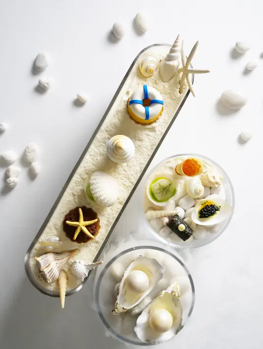 Terinspirasi oleh liburan musim panas di sepanjang pantai Atlantik Prancis, menunya meliputi Mango Cheesecake, Banana Almond Cake, Sustainable Atlantic Scallop, Avruga Caviar, Roasted Coconut, dan mocktail yang menyegarkan.