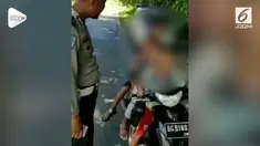 Empat bocah berboncengan saat dirazia polisi dengan tanpa menggunakan helm. Saat diminta untuk memanggil orangtua, mereka malah berusaha kabur.