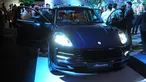 Pengunjung melihat New Porsche Macan saat peluncuran di Jakarta, Kamis (28/3). Bank DBS Indonesia memberi kesempatan ke nasabah DBS Treasures Private Client menjadi yang pertama dalam berpetualang dengan Porsche Macan sebagai salah satu cara untuk lebih menikmati hidup. (Liputan6.com/Angga Yuniar)