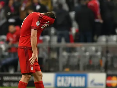 Ekspresi kesedihan gelandang Bayern Munchen, Xabi Alonso, setelah kalah agregat dari Atletico Madrid dalam semifinal Liga Champions di Stadion Allianz Arena, Munchen, Jerman, (3/5/2016). (AFP/Lukas Barth)