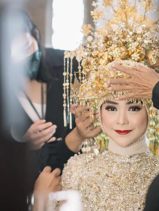 Ia juga memilih hijab warna senada yang ditata simple dengan model lilit. (Instagram/imagenic)