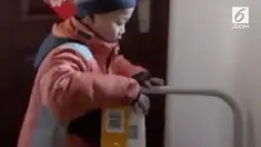 Seorang anak berusia 7 tahun harus menyambung hidup sebagai kurir setelah ayahnya meninggal dan sang ibu menelantarkan.